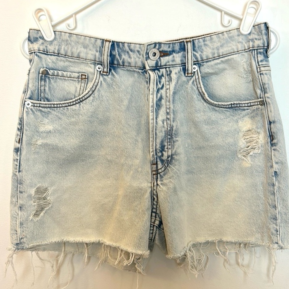 H&M light wash denim Jean cut off short women’s size 6